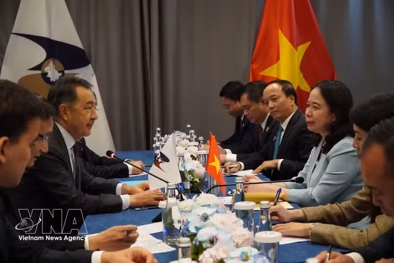 La vice-présidente vietnamienne Vo Thi Anh (à gauche) reçoit le président de la Commission économique eurasiatique, Bakytzhan Sagintayev. Photo : VNA.