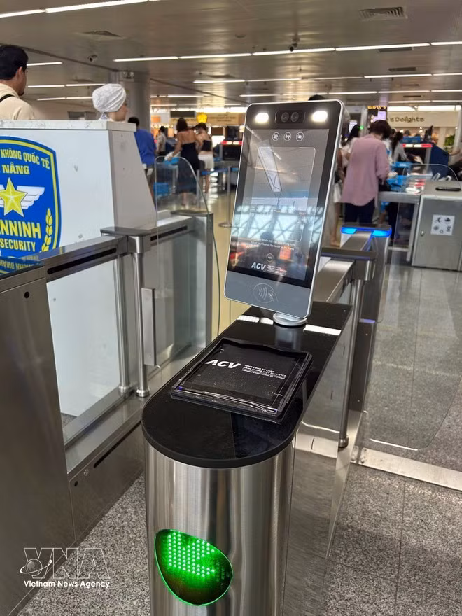 Le système d’identification biométrique pour le contrôle de sécurité, permettant aux passagers d’effectuer les formalités aériennes sans documents, vient d’être mis en service à l’aéroport de Da Nang. Photo : VNA