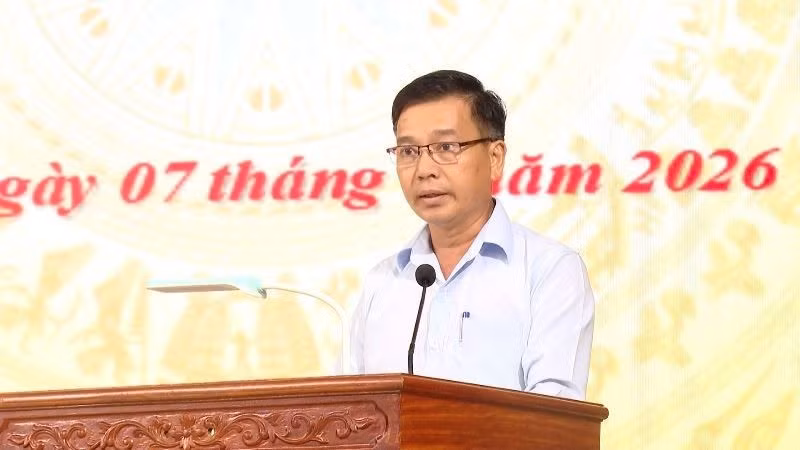 Le chef de l’équipe 192, le lieutenant-colonel Ngo Tri Hung, prend la parole lors de la cérémonie de départ.