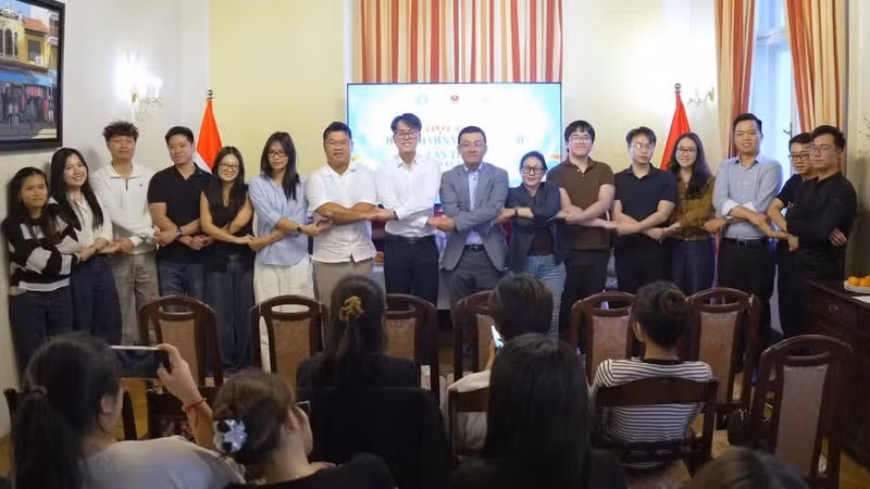 L’ambassadeur du Vietnam en République d’Autriche, Vu Le Thai Hoang, et le Comité exécutif de l’Association des étudiants vietnamiens en Autriche pour le mandat 2026-2028.
