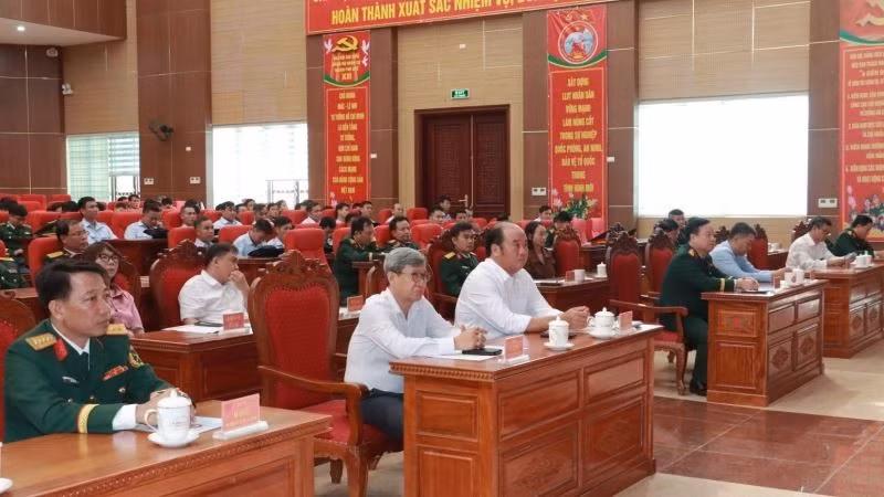 Les délégués participant à la cérémonie.