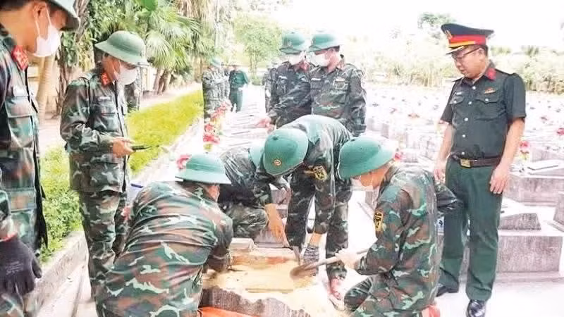 Les forces compétentes prélèvent des échantillons au cimetière de Ba Doc, dans la province de Quang Tri. (Photo : QS)