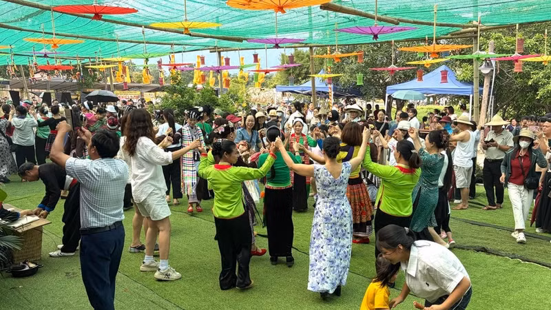 Les programmes culturels créent une ambiance joyeuse et attirante pour les visiteurs. (Photo : Comité d’organisation)