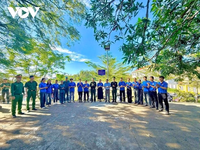 Les jeunes du poste des gardes-frontières d’An Hai, relevant du Commandement des Gardes-frontières de la province de Dak Lak, ont coordonné leurs actions avec les forces compétentes afin de renforcer la sensibilisation aux élections dans le cadre du « Mois de mars aux frontières » dans la commune d’O Loan. Photo: VOV