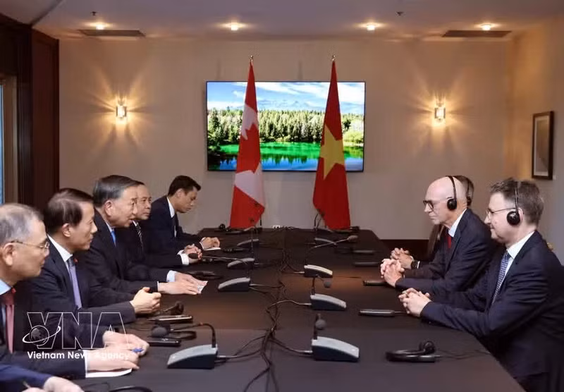 Le secrétaire général du Parti et président To Lam reçoit le recteur de l’Université Concordia. Photo : VNA.