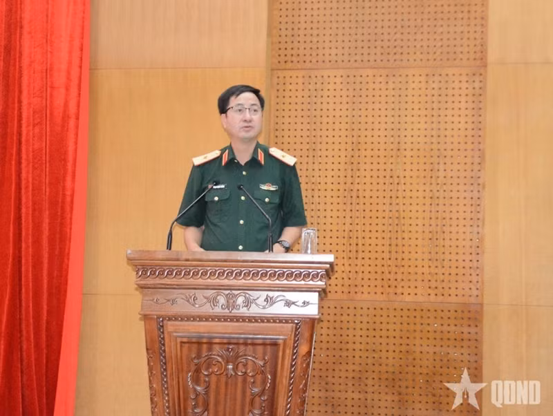 Le général de brigade Pham Manh Thang, chef du Département du maintien de la paix du Vietnam, prononce le discours d'ouverture de la formation CFAT/SC1. Photo: QĐND