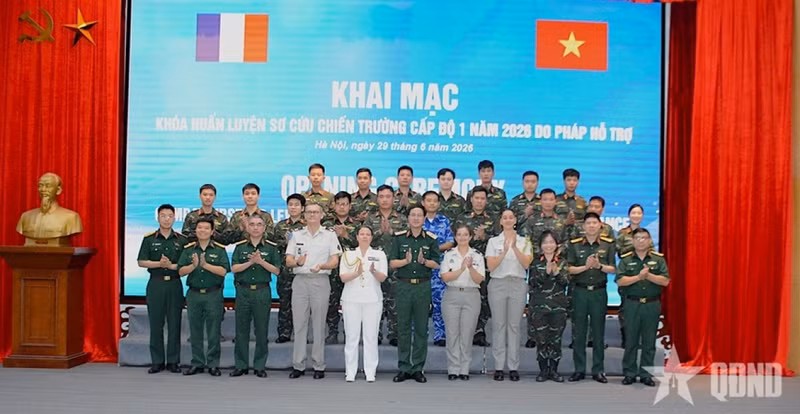 Le général de brigade Pham Manh Thang, chef du Département du maintien de la paix du Vietnam et la colonelle Anne Brun entourés des formatrices et des stagiaires. Photo : QĐND.