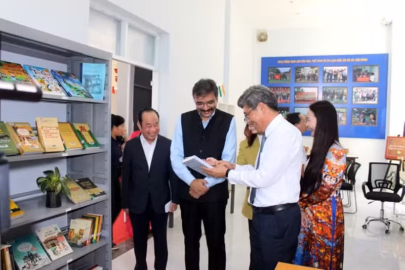 Les délégués visitent l'Espace culturel indien. Photo : VNA.