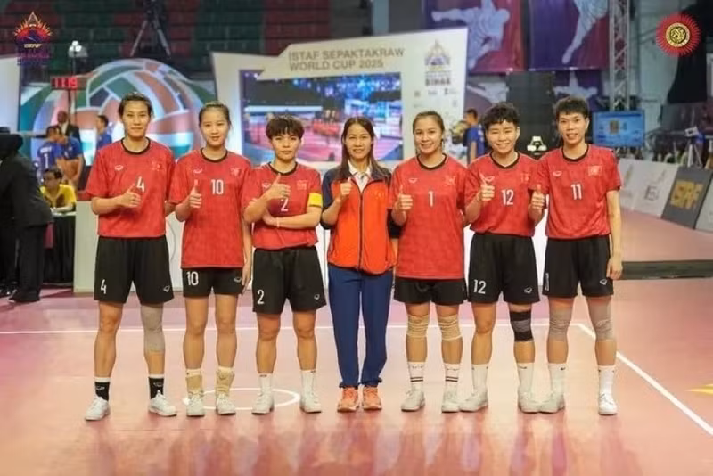 L’équipe féminine vietnamienne de sepak takraw remporte pour la première fois une médaille d’or en Coupe du monde. Photo : Fédération de sepak takraw du Vietnam.