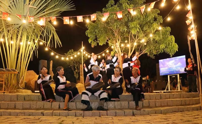 Spectacle culturel interprété par des membres de l'ethnie Ede au service des touristes. Photo : VNA.