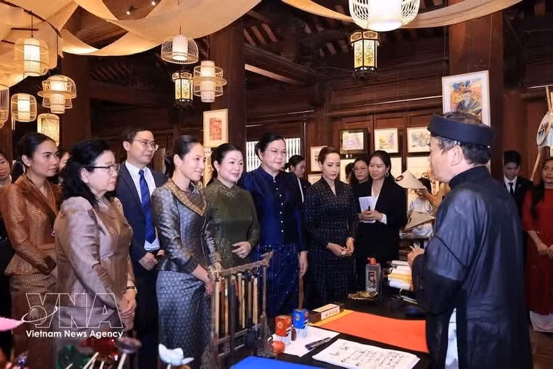 Les épouses des Premiers ministres vietnamien, lao, cambodgien et thaïlandais visitent le Temple de la Littérature à Hanoï. Photo : VNA.