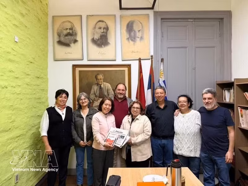 L’ambassadrice du Vietnam en Argentine, également accréditée en Uruguay, Ngô Minh Nguyêt, et des représentants du Parti communiste d’Uruguay. Photo : VNA.
