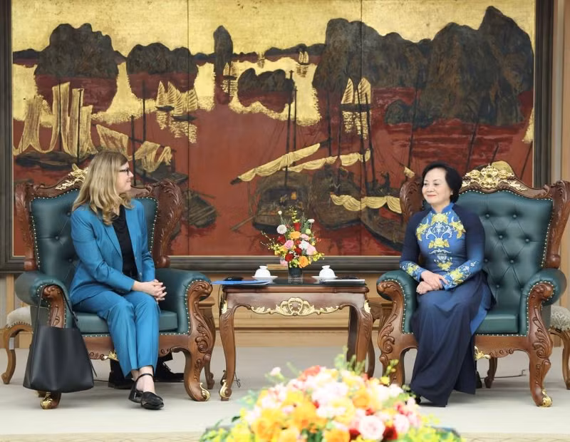La vice-Première ministre Pham Thi Thanh Tra (à droite) reçoit Silvia Danailov, représentante de l’UNICEF au Vietnam. Photo : VGP.