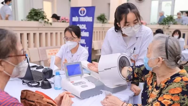 Espace de prise de tension artérielle pour les patients dans le cadre d’un programme de contrôle médical périodique dans l’arrondissement de Viet Hung, à Hanoï. (Photo : VNA)