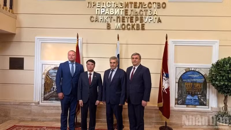 La rencontre s’est tenue au Bureau de représentation de Saint-Pétersbourg à Moscou, en Russie.