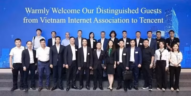 La délégation de l’Association vietnamienne de l’Internet (VIA) pose pour une photo souvenir lors de sa visite de travail auprès du groupe Tencent.