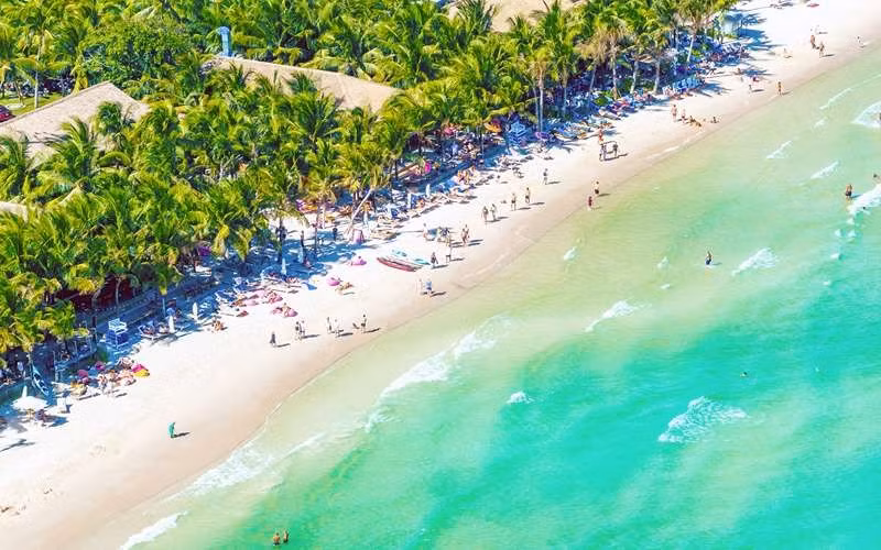 Plage Kem à Phu Quoc attire de nombreux visiteurs internationaux. Photo : HNM.