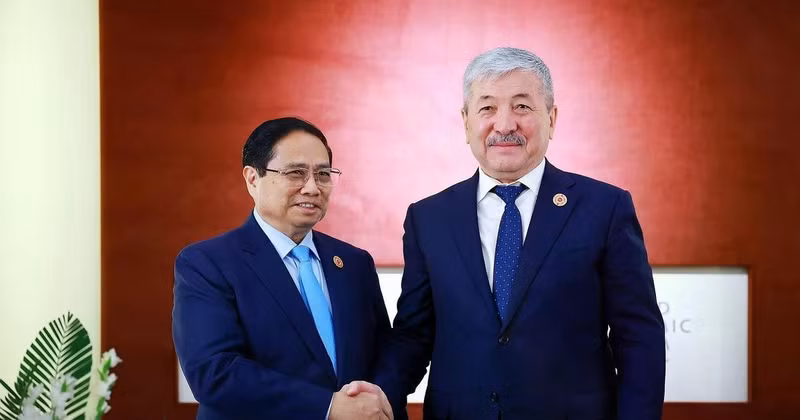 Le Premier ministre Pham Minh Chinh (gauche) et son homologue kirghize, Adylbek Kasimalyev. Photo : VNA.