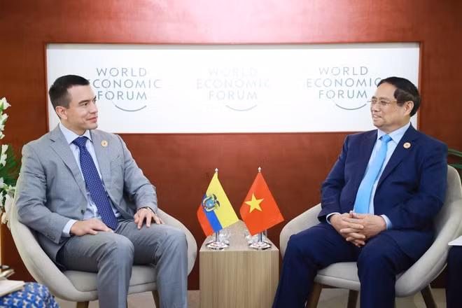 Le Premier ministre Pham Minh Chinh (droite) et le président équatorien Daniel Noboa. Photo : VNA.