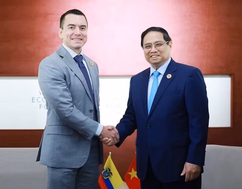 Le Premier ministre Pham Minh Chinh (droite) et le président équatorien Daniel Noboa. Photo : VNA.