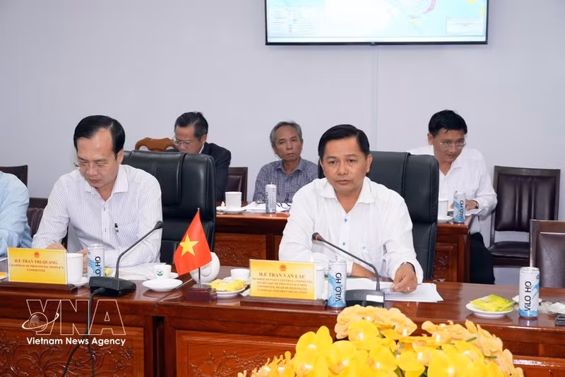 Tran Van Lau (à droite), secrétaire du comité du Parti de la province de Vinh Long, prend la parole lors de la séance de travail. (Photo : VNA)