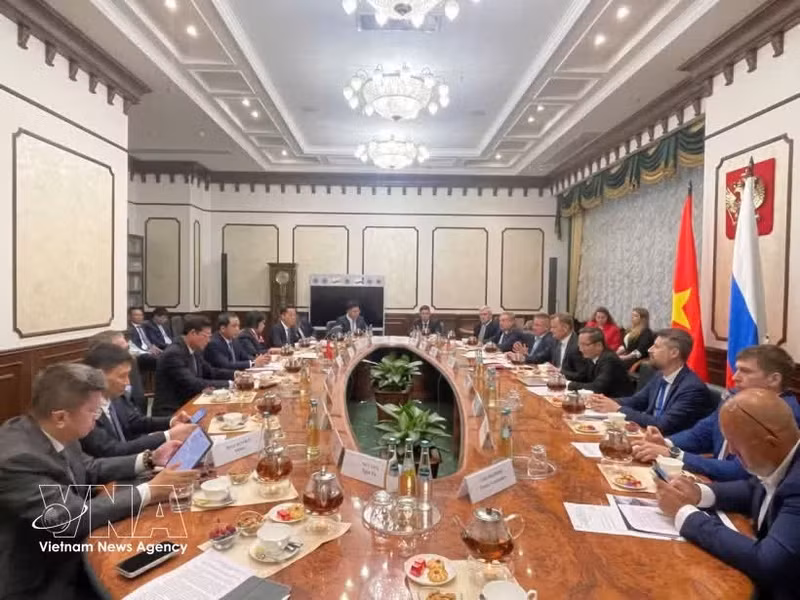 Le membre du Politburo et secrétaire du Comité du Parti de Hanoi, Trân Duc Thang, s'entretient avec Dmitry Zverev, secrétaire d'État et vice-ministre des Transports de la Fédération de Russie. Photo : VNA.