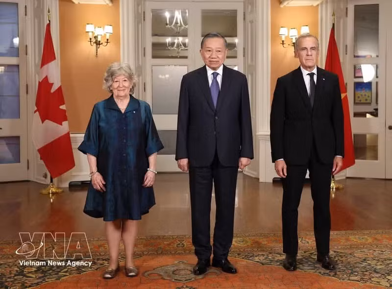 Le secrétaire général du Parti communiste du Vietnam et président vietnamien Tô Lâm (centre), la gouverneure générale du Canada Louise Arbour et le Premier ministre canadien Mark Carney. Photo : VNA.