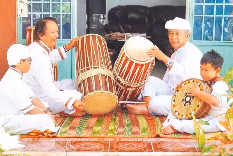 Des artisans de l’ethnie Cham transmettent l’art traditionnel du tambour lors de l’activité « Une harmonie aux mille couleurs » du Réseau des pionniers du Vietnam.