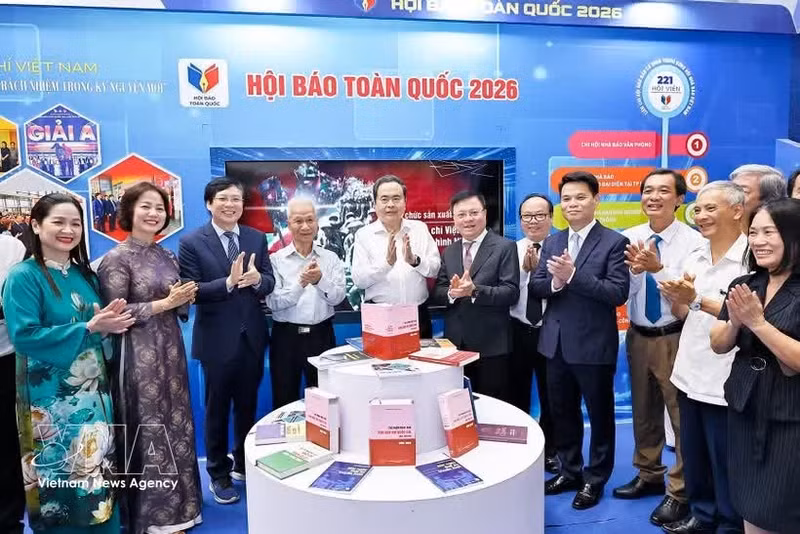 Le président de l’Assemblée nationale, Tran Thanh Man, visite le stand de l’Association des journalistes lors de la Fête nationale de la presse 2026. Photo : VNA.