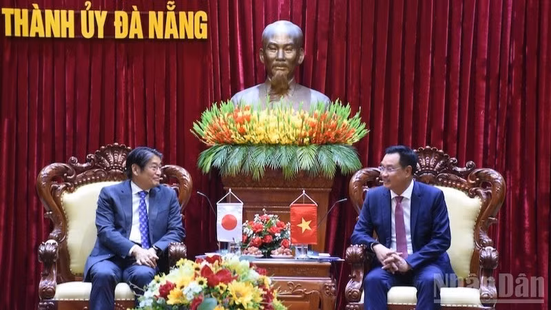 M. Le Ngoc Quang, membre du Comité central du Parti et secrétaire du Comité municipal du Parti de Da Nang, a reçu M. Ito Naoki, ambassadeur du Japon au Vietnam. Photo: (Photo : ANH DAO)