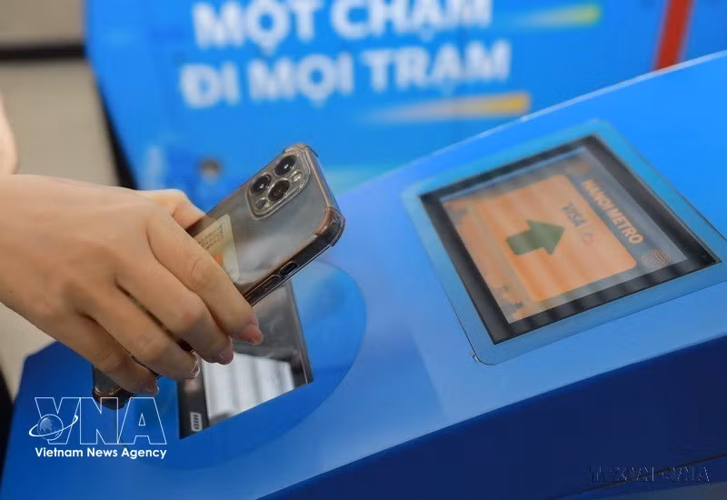 Système de billetterie automatisé intégrant l'identification et l'authentification électroniques, la reconnaissance biométrique et le paiement sans espèces pour les passagers du métro Cat Linh – Hà Dông. Photo : VNA.