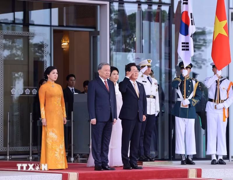 Le président sud-coréen Lee Jae Myung et son épouse, aux côtés du secrétaire général To Lam et de son épouse, occupent la tribune d’honneur pour écouter l’hymne national des deux pays joué par la fanfare militaire. Photo : VNA.