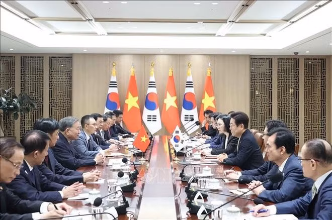 Entretien entre le secrétaire général du Parti communiste du Vietnam, Tô Lâm et le président sud-coréen Lee Jae Myung. Photo : VNA
