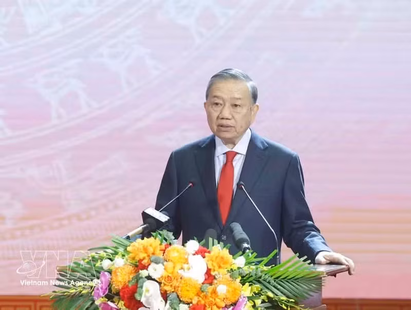Le secrétaire général du Parti et président de la République, Tô Lâm, s’exprime lors de la cérémonie, à Hà Tinh, le 21 avril. Photo : VNA.