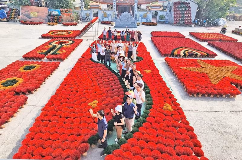 Le site touristique de Quang Phu Cau (commune d’Ung Thien) attire de nombreux visiteurs. Photo : HNM.