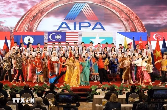 Programme artistique de bienvenue lors de la Cérémonie d’ouverture de la 41e Assemblée générale de l’AIPA. Photo : VNA.