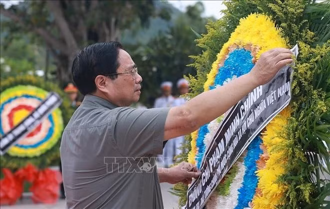 Le Premier ministre Pham Minh Chinh offre des fleurs aux soldats volontaires et des experts vietnamiens tombés au Cambodge. Photo : VNA.