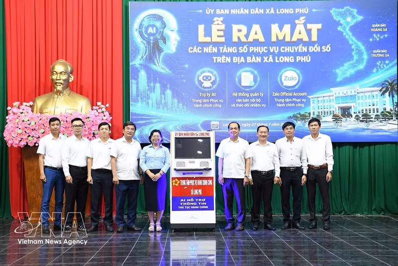 Lancement de plateformes au service de la transformation numérique dans la commune de Long Phu. Photo: VNA