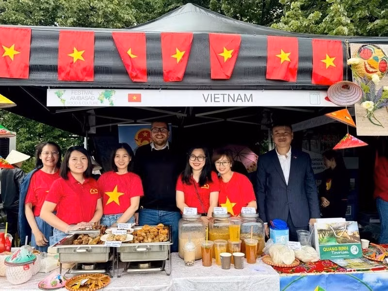 Au stand vietnamien. Photo : VNA.