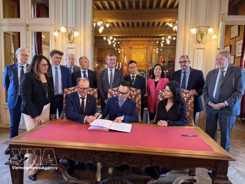 Des représentants d'entreprises et des autorités locales signent les documents requis. Photo : VNA.