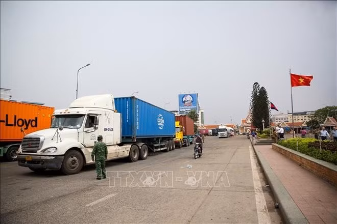 Les activités commerciales sont très dynamiques à la frontière entre le Vietnam et le Cambodge. Photo: VNA.