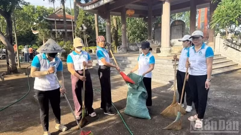 La ville de Hanoi accorde une grande importance à la promotion des règles de savoir-vivre et au renforcement de la sensibilisation des habitants à la protection des paysages et de l’environnement. (Photo : GIANG NAM)
