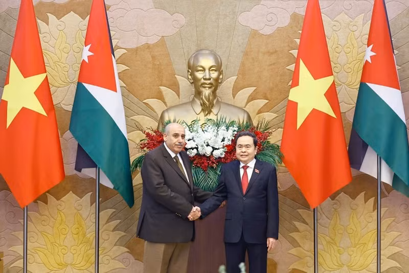 Le président de l’Assemblée nationale du Vietnam, Trân Thanh Mân (à doite) et le président de la Chambre des représentants du Royaume hachémite de Jordanie, Mazen Turki El Qadi, se serrent la main, à Hanoi, le 2 février. Photo : VNA.