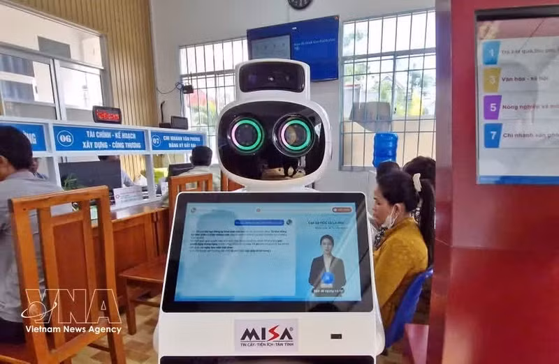 Au Centre des services administratifs publics de la commune de Lai Hoa, les citoyens sont accueillis par un robot réceptionniste intelligent. Photo : VNA.