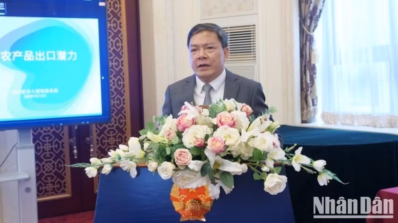le conseiller commercial de l'ambassade du Vietnam en Chine Nong Duc Lai lors de la conférence. 