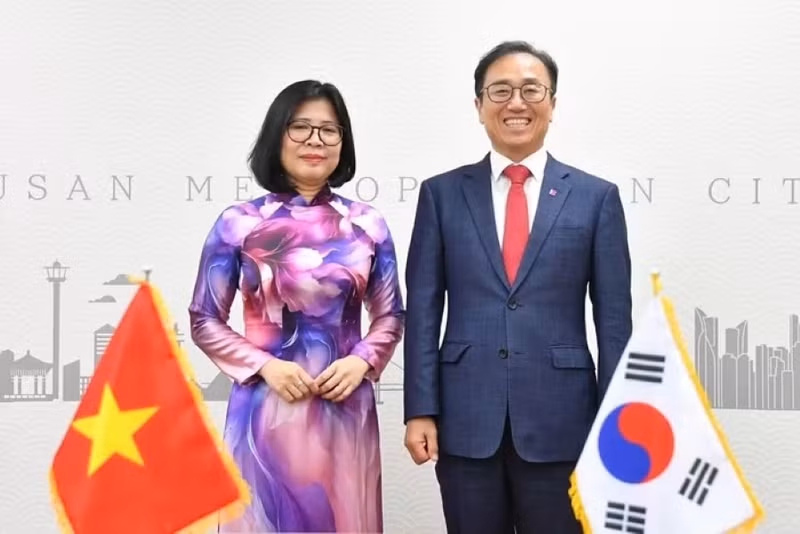 La consule générale Doan Phuong Lan et le vice-maire de Busan, Kim Gwang Hoe. Photo : Baoquocte.