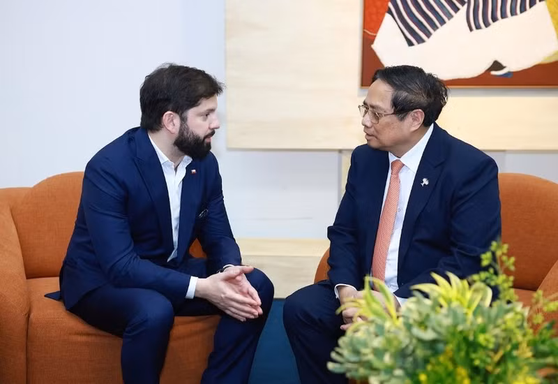 Le Premier ministre Pham Minh Chinh (droite) rencontre e président chilien Gabriel Boric Font, à Rio de Janeiro. Photo : VGPO.