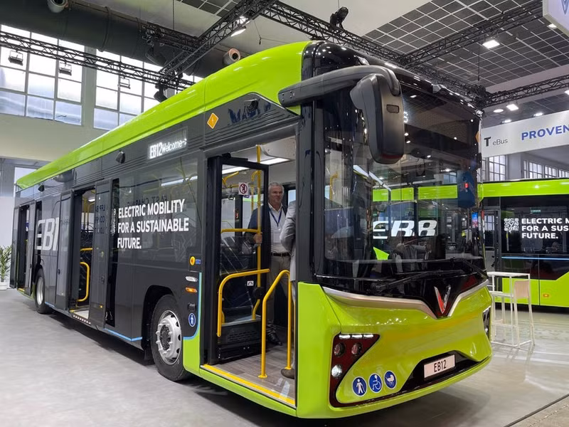 Le modèle de bus électriques de Vinfast, EB12, est présenté à l'exposition. Photo: VNA