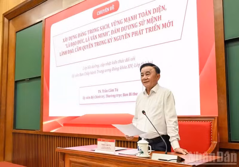 Le membre du Bureau politique et permanent du Secrétariat du Comité central du Parti, Tran Cam Tu présente et échange avec les membres du Comité central du Parti participant à la deuxième session sur le thème de l’édification du Parti. (Photo : DUY LINH)