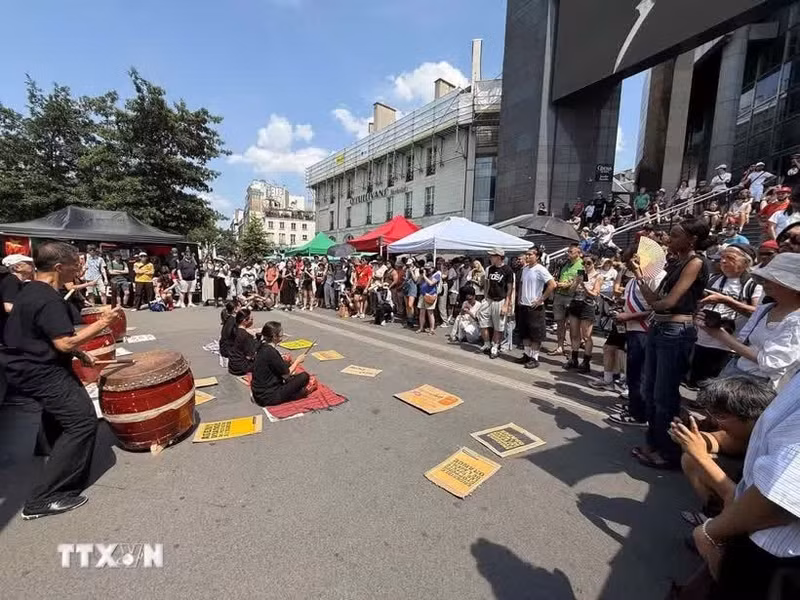De nombreuses personnes participent au rassemblement réclame justice pour les victimes de l’agent orange et du chlordécone. Photo : VNA.